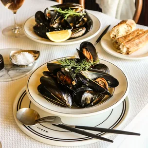 France-Soir's mussels in white wine and cream sauce