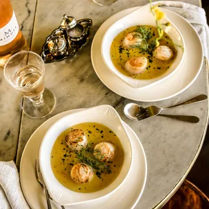France-Soir's scallops in a rich, decadent saffron-onion sauce