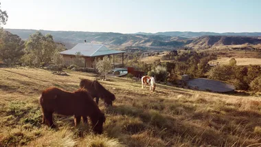 A Romantic Hilltop Escape in Kanibla with a Stone Bath and views of the Blue Mountains